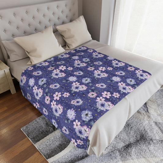 purple floral blanket lying on a bed, soft purple flower throw blanket decorating a bedroom, pink flower plush blanket home decor blanket on a bed